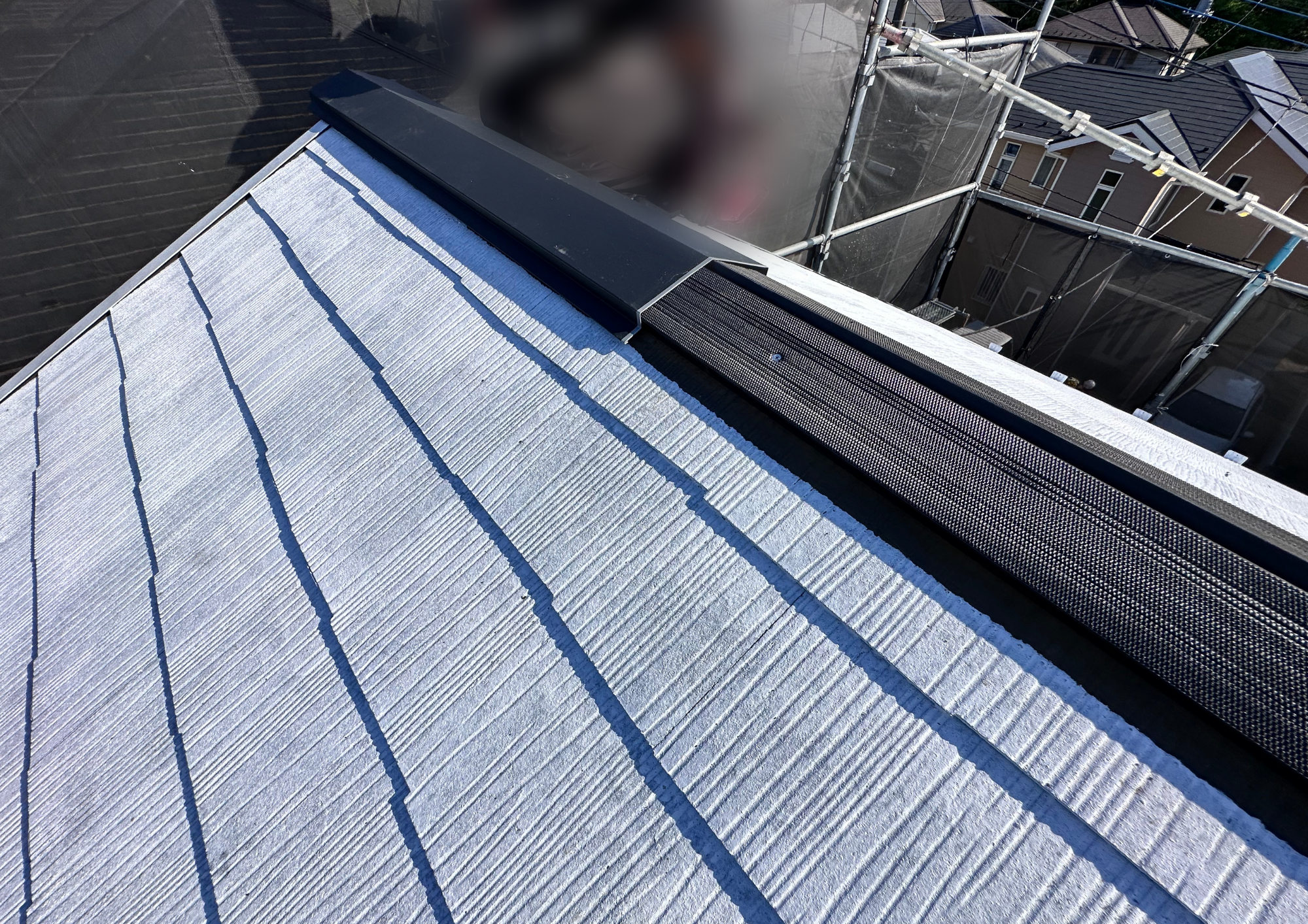八街市榎戸学園台K様邸　棟板金施工中