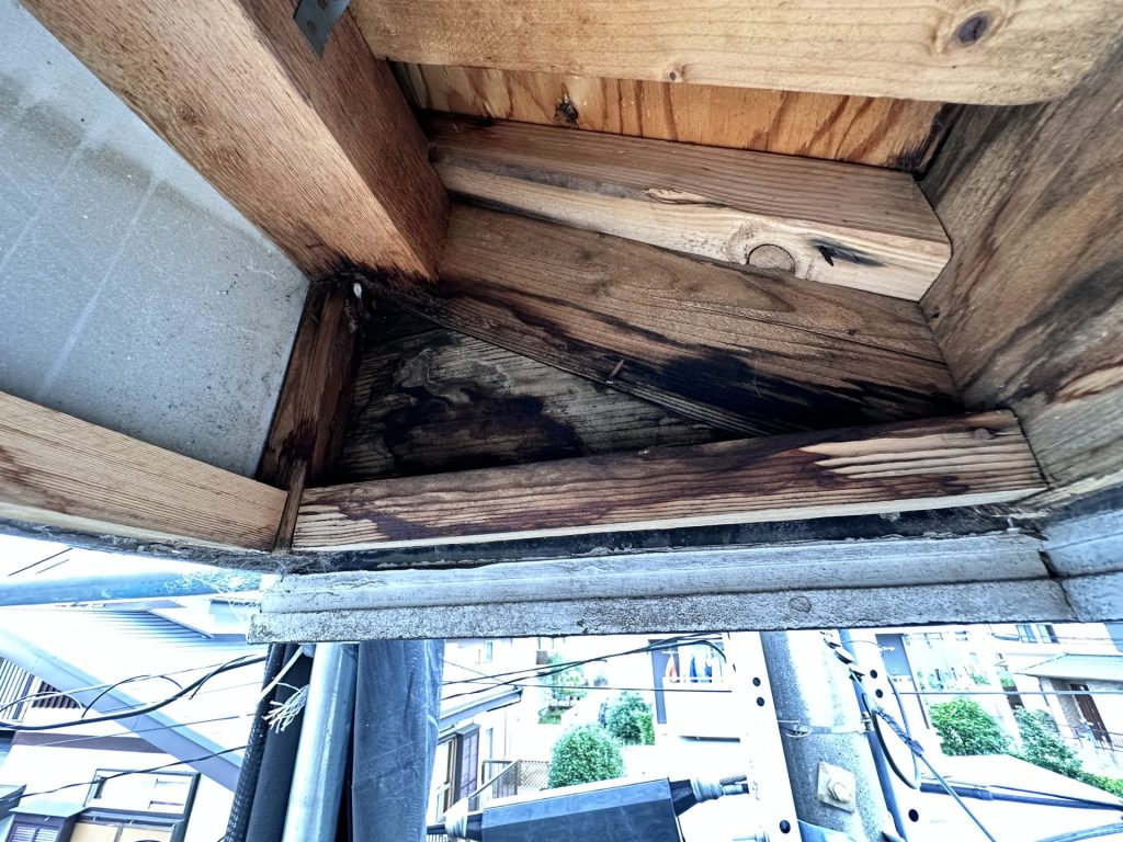 市原市五井　破風納めの下地に雨染みを確認