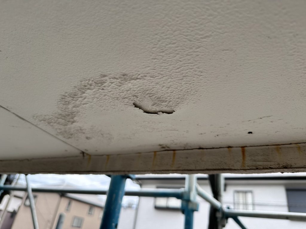 市原市五井　バルコニー下の軒裏天井の雨漏りの恐れ　塗膜が内側から剥がれている