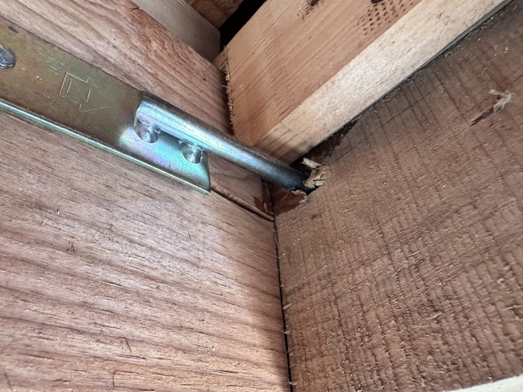 市原市五井　バルコニー下の軒裏天井の雨漏り確認