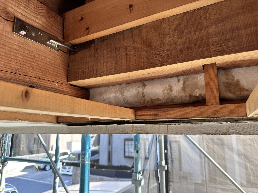 市原市五井　バルコニー下の軒裏天井の雨染み確認