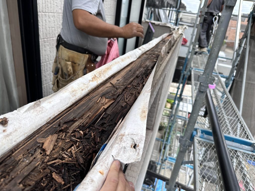 市原市五井　バルコニー笠木の修理　　笠木の腐食確認