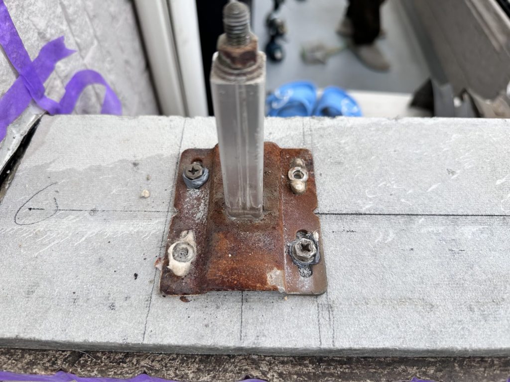 市原市五井　バルコニー笠木の修理　金具の再利用