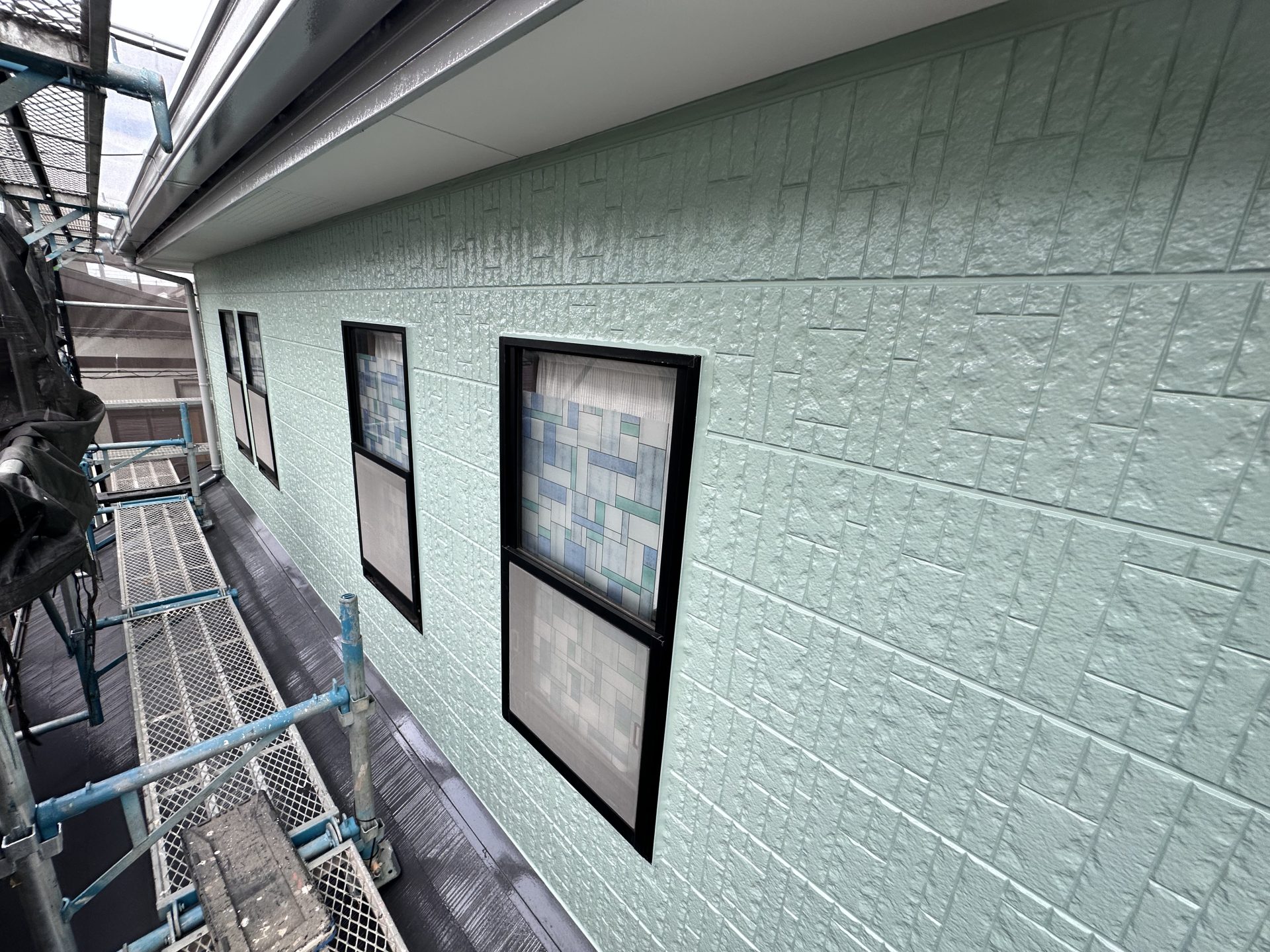 市原市五井　外壁塗装　淡い緑色の外壁上塗り完了