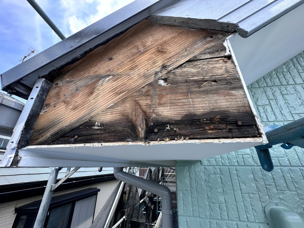 市原市五井　フクビの窯業形破風納の下地腐食を確認