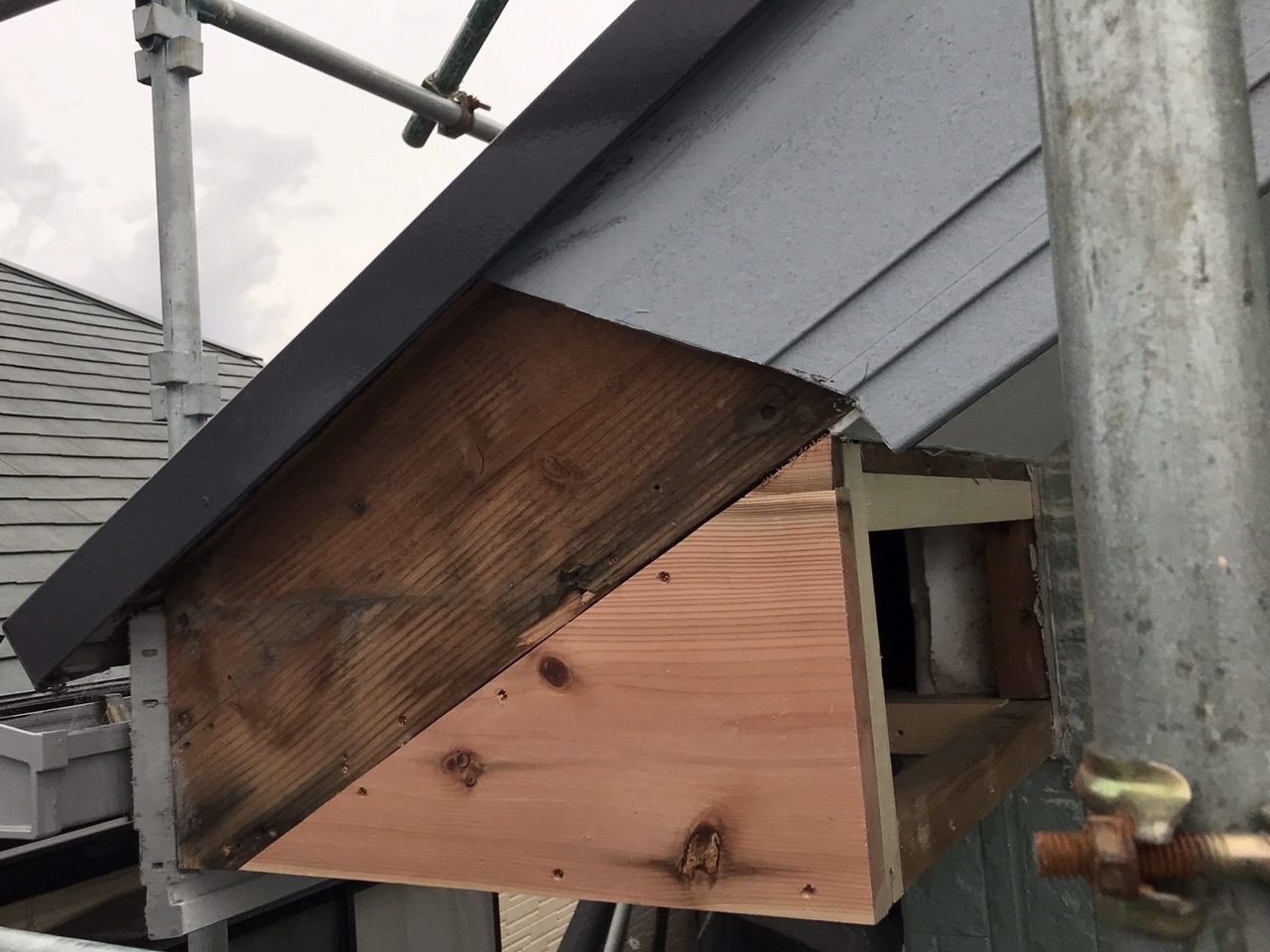 市原市五井　フクビの窯業形破風納めの為の下地交換