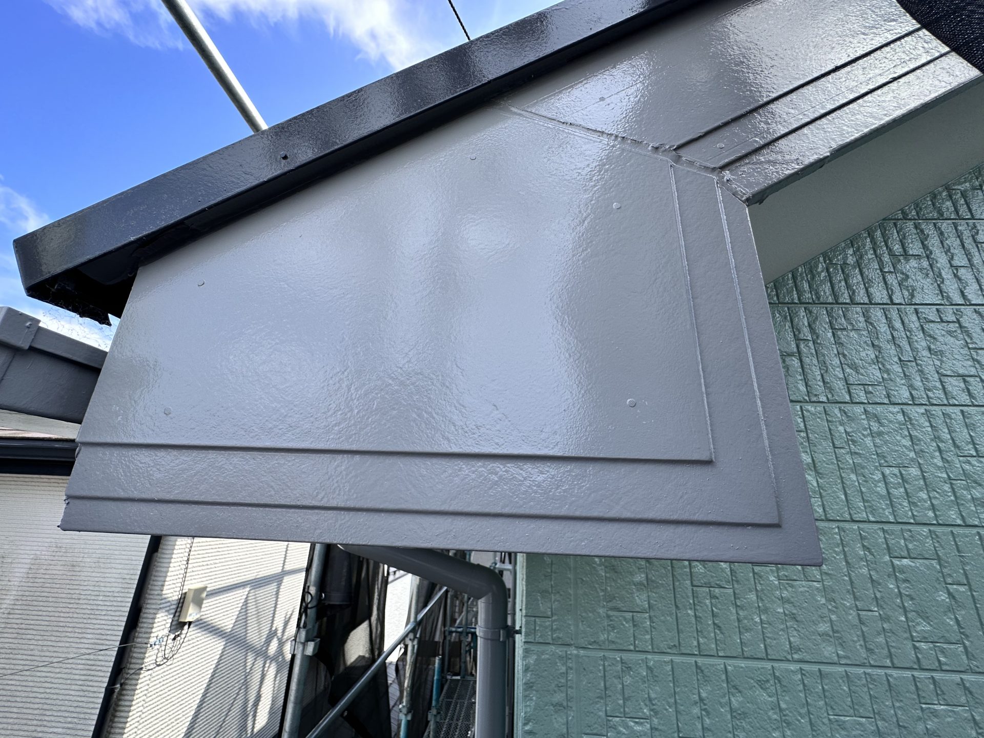 市原市五井　フクビの窯業形破風納めセミックスシリーズの施工の上は塗装