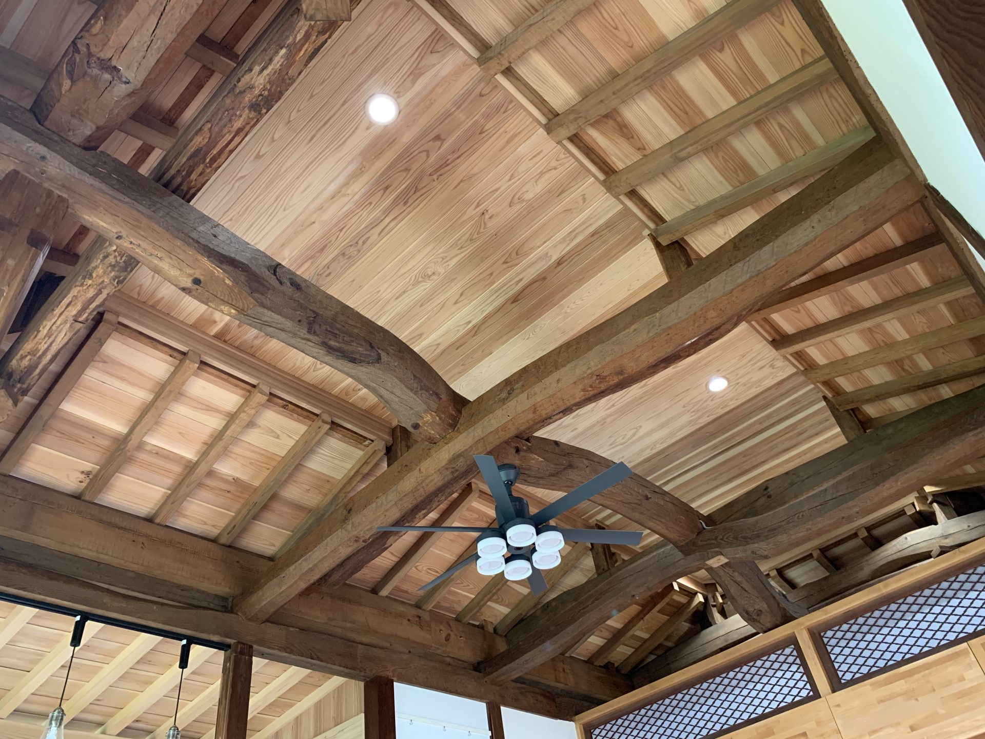 市原市 古民家再生リフォーム 施工後 梁と柱の補強もデザイン