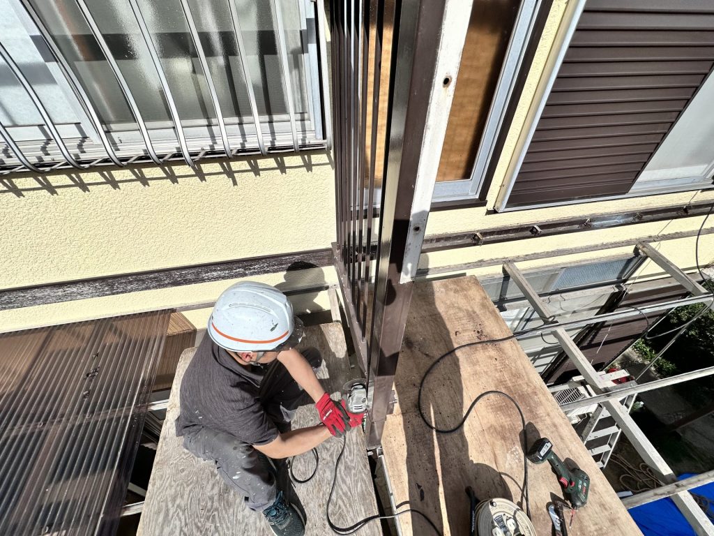 市原市白金 ベランダ床交換工事 施工中　手すり端部撤去