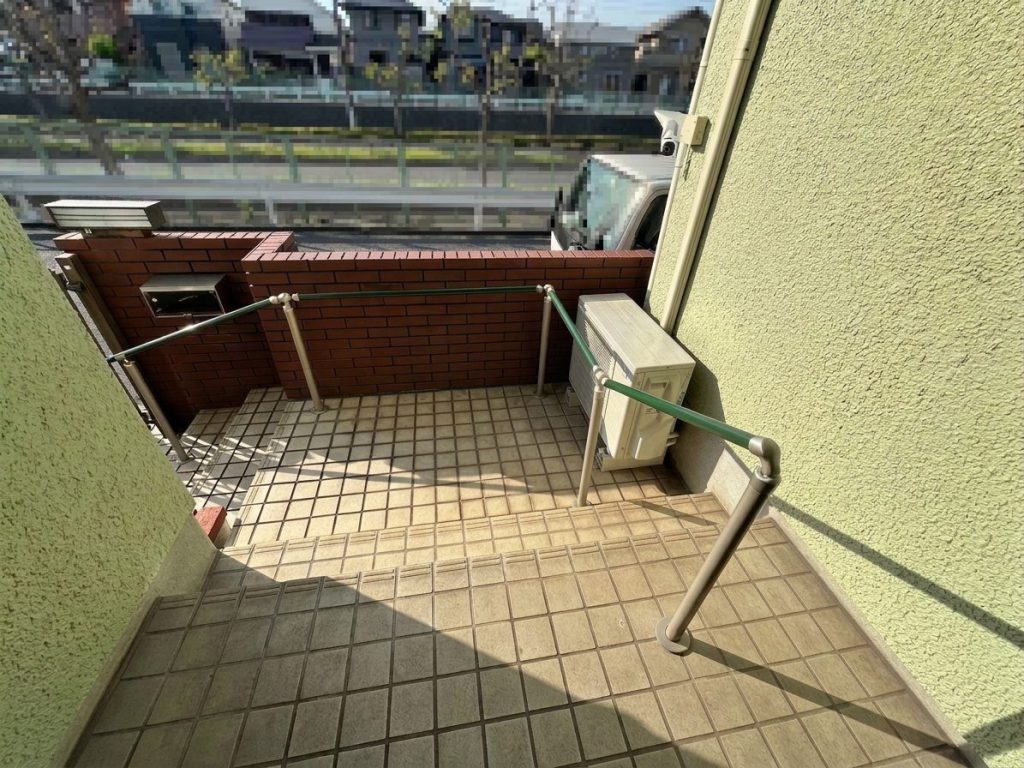 階段と手すりのある出入り口の風景
