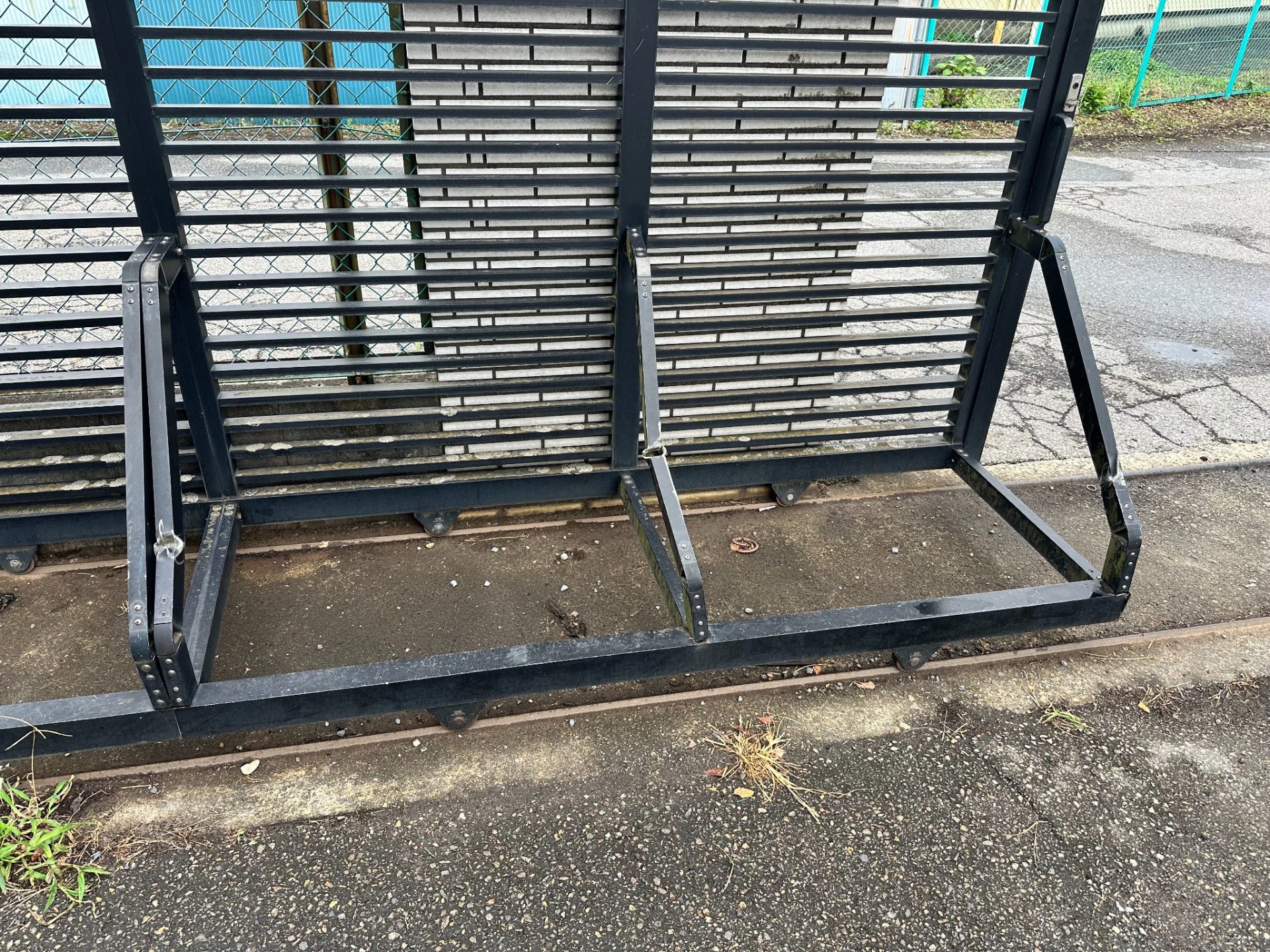 施工前。門扉を支える部材に曲がりが見られます。